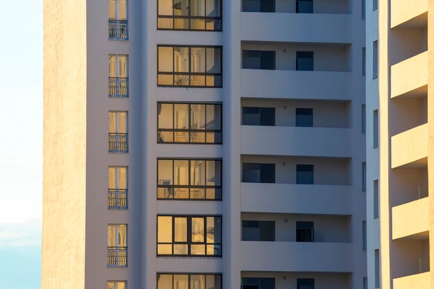 Fassade eines neuen mehrstöckigen Wohngebäudes. Architektur und modernes Bauen