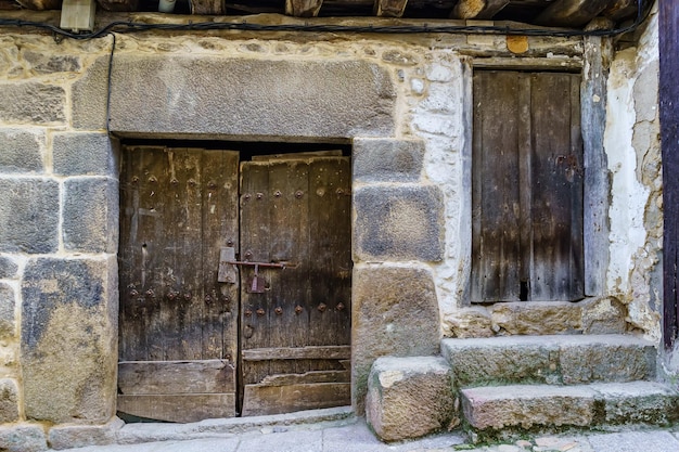 Fassade eines sehr alten Hauses im mittelalterlichen Dorf Salamanca Spanien