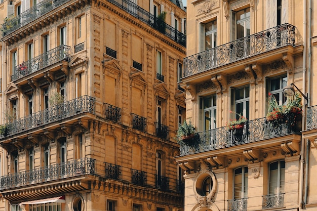 Fassade eines traditionellen Wohngebäudes mit großen Fenstern und Balkonen in Paris in Frankreich