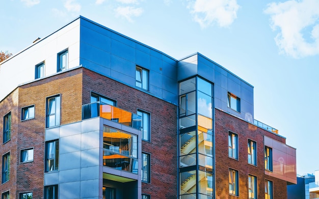 Fassade eines zeitgenössischen Luxusgebäude-Außenkonzepts. Wohnhaus und Heim.