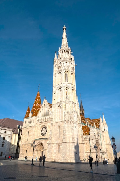 Fassade mit Turm der Matthiaskirche oder der Kirche Mariä Himmelfahrt der Budaer Burg