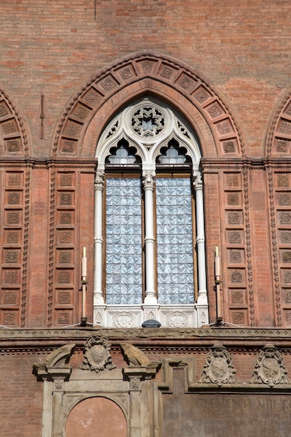 Fassade und Fenster des Rathauses, Bologna, Italien