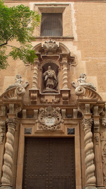 Fassade und Tür einer alten Kirche in der Stadt Valencia, Spanien