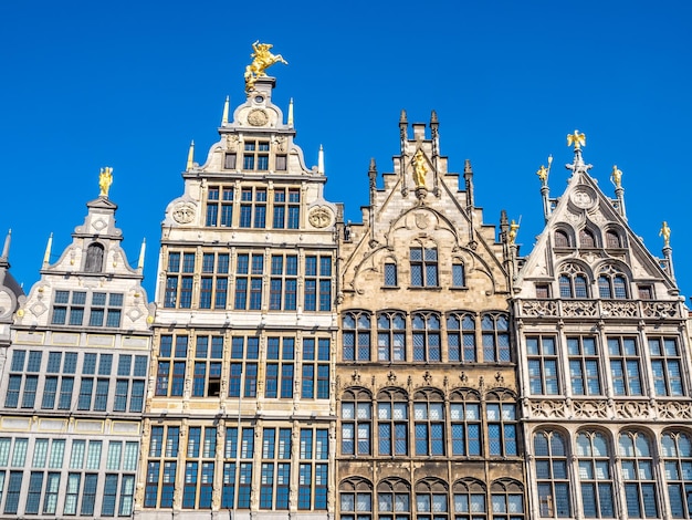 Fassaden monumentaler Häuser im Stadtzentrum von Antwerpen Belgien unter strahlend blauem Himmel bei sonnigem Schönwettertag im Herbst