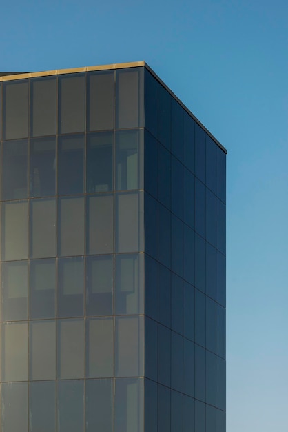 Fassaden von Bürogebäuden mit dunklem Glas und Metall
