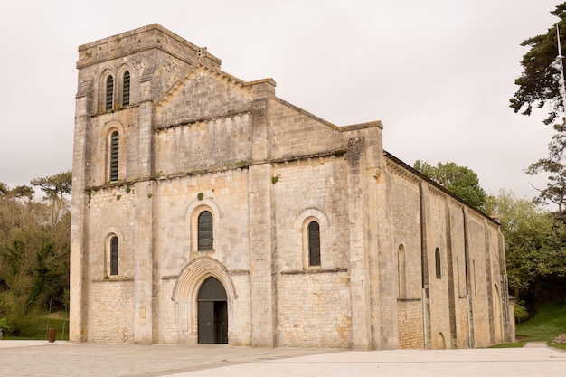 Fassadenkirche im alten französischen Dorf