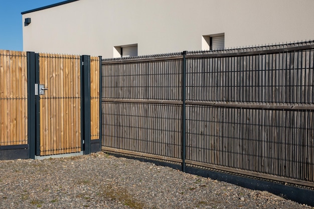 Fassadenwand moderne Holzbarriere rund um das Haus und Türschutz Gartenzugang nach Hause