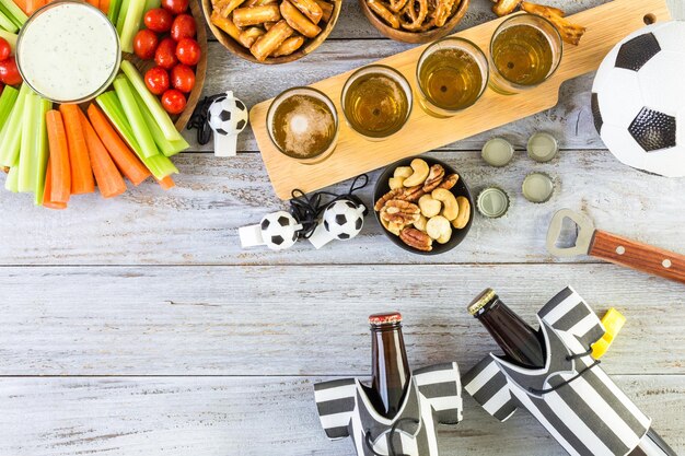 Fassbier und salzige Snacks auf dem Tisch für die Fußballparty.