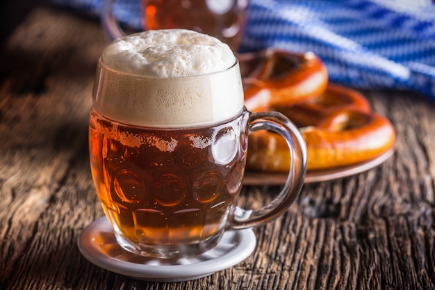 Fassbierbrezel und blaue Tischdecke als traditionelle Produkte für das bayerische Volksfest oktoberfest