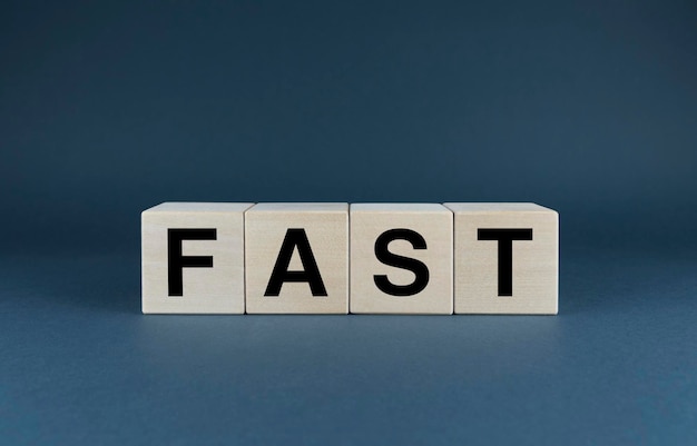 Fast Cubes forman la palabra Fast