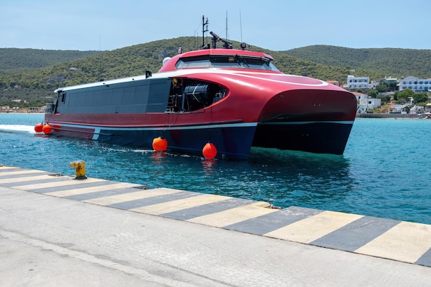 Foto fast ferry chega a megalochori milos miloi porto grécia ilha agistri férias de verão mar céu