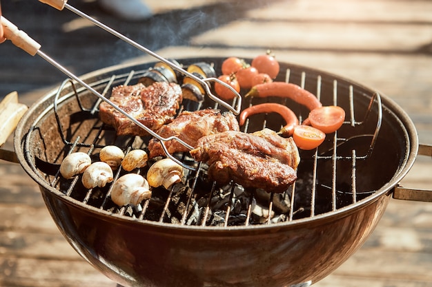 Fast fertiges Nahaufnahmefoto von köstlichem Grillfleisch auf dem Grillgrillkonzept