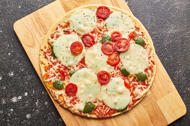 Fast-food assada pizza congelada com queijo tomate e pesto pronto para comer