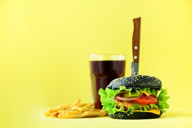 Fast-Food-Banner. Saftige Fleischburger mit Käse, Kopfsalat auf gelbem Hintergrund. Essen zum mitnehmen. Konzept der ungesunden Diät mit Kopienraum