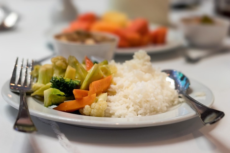 Foto fast food com legumes fritos mexidos