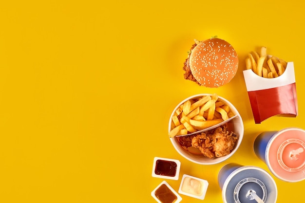 Fast-Food-Gericht Draufsicht Fleisch Burger Kartoffelchips und Wedges Mitnehmen Zusammensetzung Pommes frites Hambu