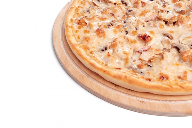 Fast-food italiano. deliciosa pizza quente cortada e servida em bandeja de madeira, isolada no branco