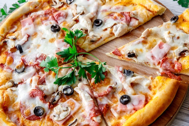 Fast-food italiano. Pizza quente deliciosa cortada