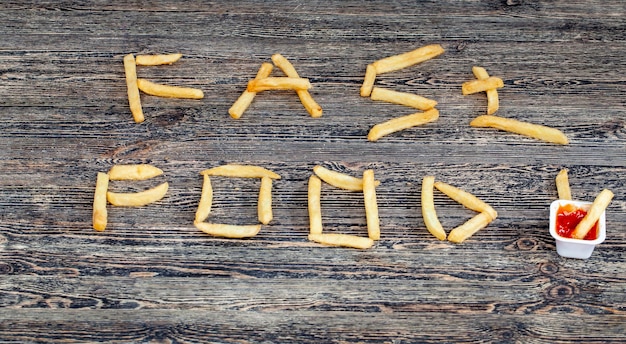 Foto fast food mit pommes frites und tomatenketchup