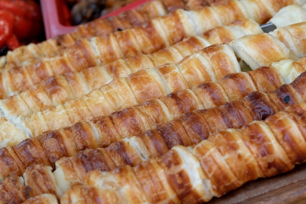 Fast food no comércio do parque da cidade na rua em um dia ensolarado de verão brilhante