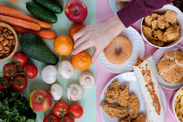 Fast food saudável e insalubre em rosa e verde