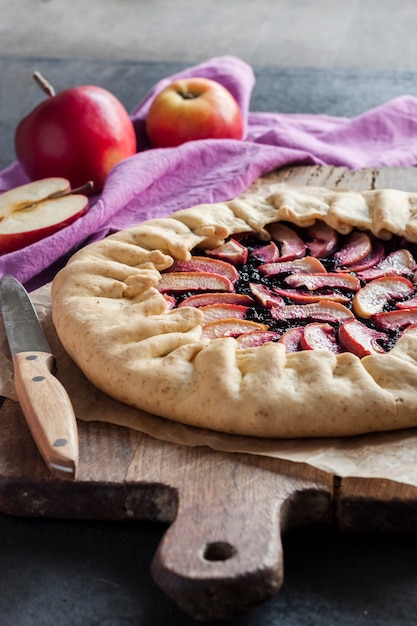 Fastenzeit süße Galette mit Äpfeln und Holunderbeeren auf Holzbrett