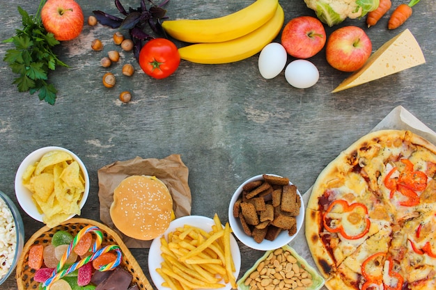 Foto fastfood e alimentos saudáveis em madeira velha