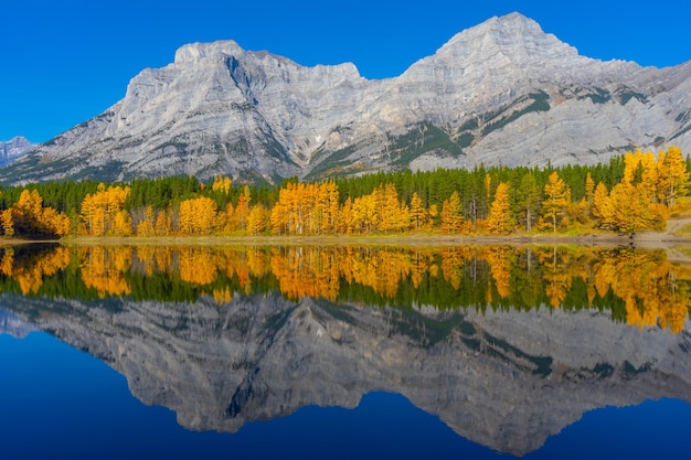 Faszinierende Aufnahme der Rockies vom Wedge Pond, Spray Valley Provincial Park