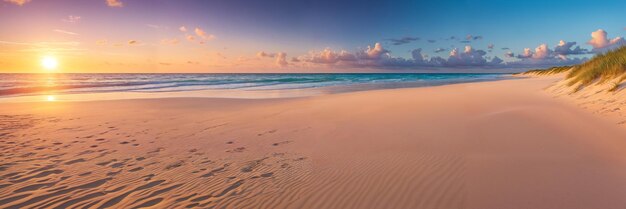 Faszinierende Küstenlandschaft malerischer Sonnenuntergang am Strand mit der Reflexion der Sonne, die das Wasser in goldenen Farben malt