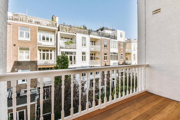 Faszinierender Blick vom Balkon auf die Straße