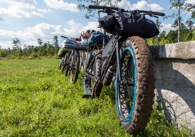 Fatbike con bikepacking y bicis habituales