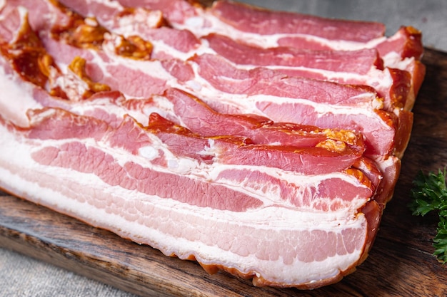 fatia bacon tiras de carne de porco banha defumada carne refeição comida lanche na mesa cópia espaço fundo de comida