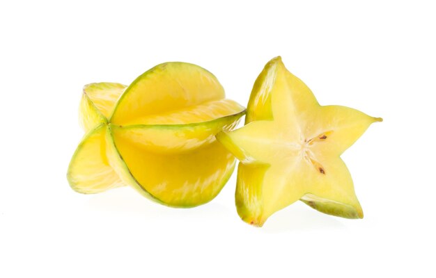 fatia carambola ou carambola isolada no fundo branco