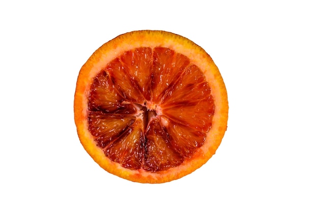 Fatia da laranja siciliana isolada em um fundo branco