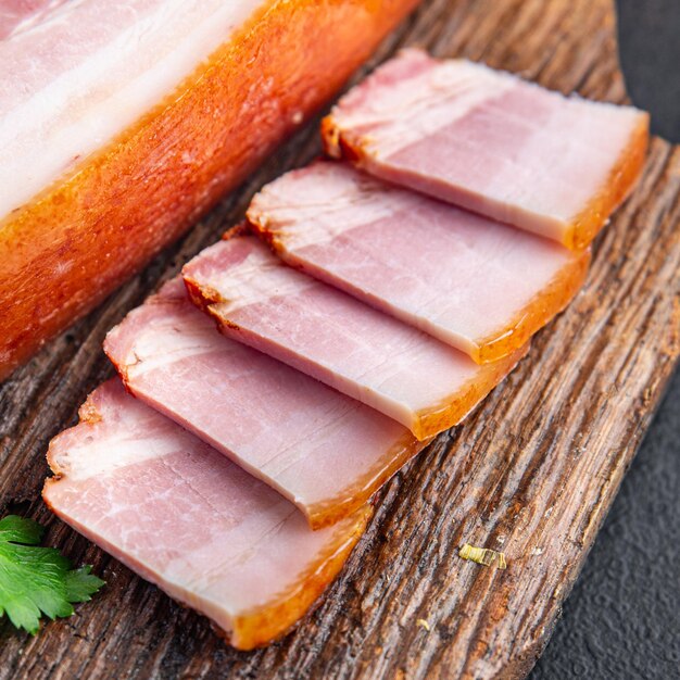 fatia de bacon banha defumada refeição de gordura de porco lanche na mesa cópia espaço comida