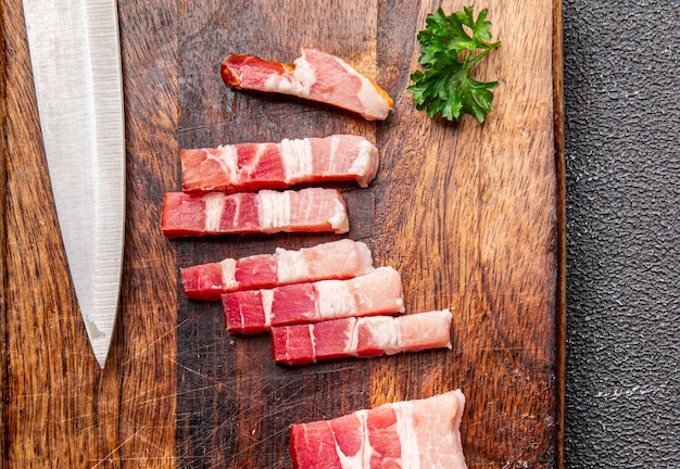 fatia de bacon tiras de porco banha defumada carne refeição comida lanche na mesa cópia espaço fundo de comida