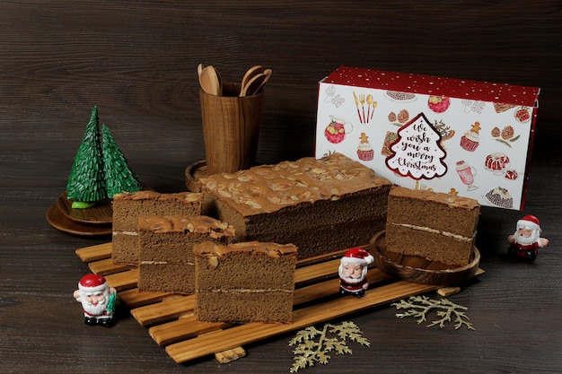 Fatia de bolo de amêndoa em madeira com papai noel