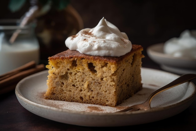 Fatia de bolo de banana com uma colherada de chantilly e polvilhado de canela