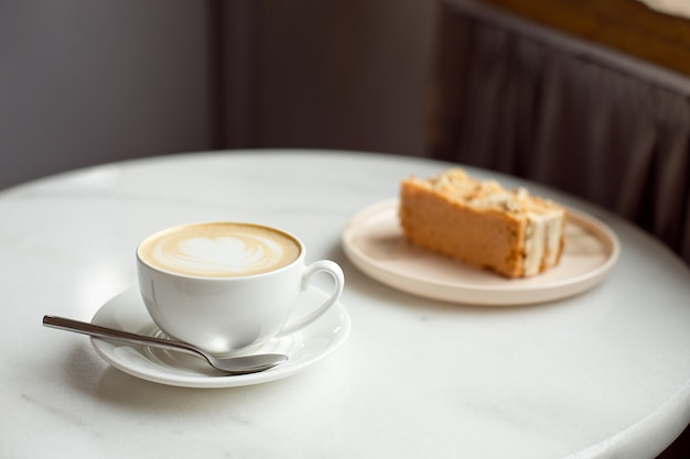 Fatia de bolo de caramelo e xícara de café quente