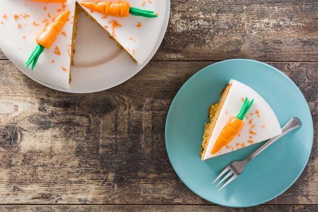 Fatia de bolo de cenoura doce na mesa de madeira