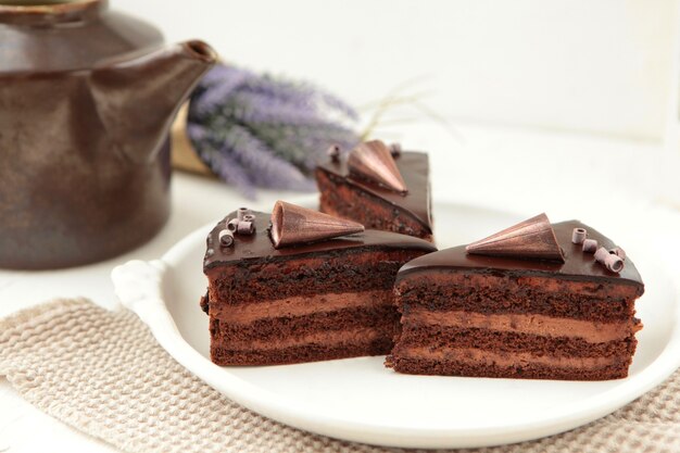 Fatia de bolo de chocolate com chantilly delicioso bolo nu coberto com chocolate derretido