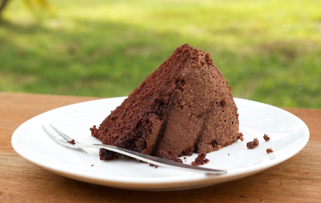 Foto fatia de bolo de chocolate com garfo.