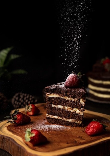 Fatia de bolo de chocolate com morango