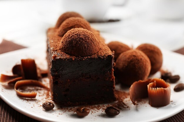 Fatia de bolo de chocolate com uma trufa no prato closeup