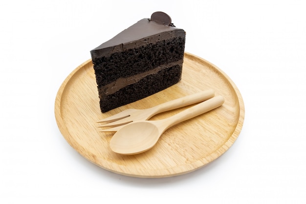 Fatia de bolo de Chocolate na placa de madeira isolar fundo branco