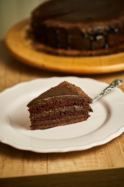 Foto fatia de bolo de chocolate no prato.