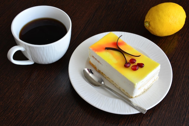 fatia de bolo de limão no pires branco com café