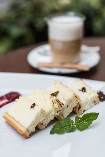 Fatia de bolo de queijo em um prato no café.