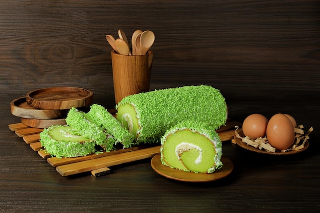 Fatia de bolo Greentea meses em madeira com colher e ovo