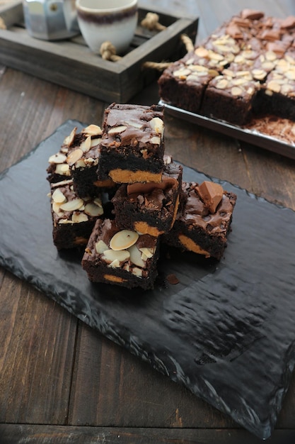 Fatia de brownies dispostos em uma bandeja de pedra